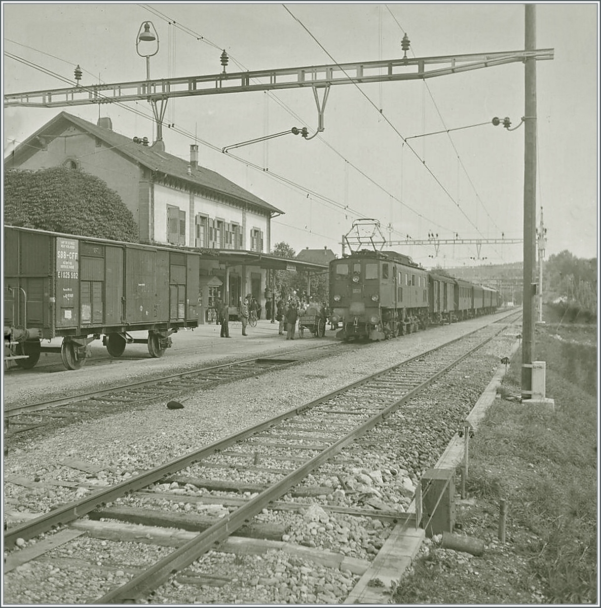 Dieses Bild stammt nicht von mir, sondern aus dem Archiv der SBB, ist jedoch frei verwendbar.
Hier der entsprechende Bildtext: Ae 3/6 II Nr. 10410 mit Personenzug im Bahnhof Büren an der Aare, 4. Okt. 1944

URL: https://www.sbbarchiv.ch/detail.aspx?ID=245605 

Bei der Vertiefung mit dem Bild und der Strecke Lyss - Solothurn (-Herzogenbuchsee) zeigte sich, dass der elektrische Betrieb auf dieser Stecke just einen Tag vor dieser Aufnahme aufgenommen wurde. Damit einher ging auch eine Verbesserung des Angebotes: nun verkehrten elf elektrisch geführte Zugspaare statt wie vorher nur sechs während der Dampftraktion.
Interessant auch der SBB Spitzdachgüterwagen E 1 025 592 links im Bild.
 
1944: Das war auch das Jahr, als die BLS Ae 4/4 in Betrieb genommen wurde und die auch heute noch an praktisch jedem Bahnhof zu sehende SBB-Uhr kreiert wurde.

Ich zeige dieses Bild hier als Ausnahme aus einem ganz besonderen Grund: Zur Feier meines 40 Jährigen Dienstjubiläum bei der SBB - CFF, heute am 21. April 2021; war doch Büren an der Aare meine erste Lehrstation.