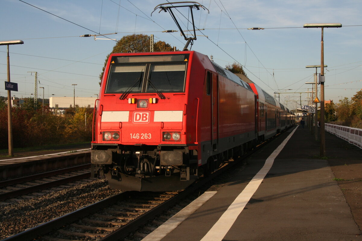 Dieses Bild zeigt die DB-Regio TRAXX2 146 263, wie sie am 21.10.2020 gerdade ihren RE30 bestehend aus Doppelstockwagen in Richtung Marburg nach einem Planhalt aus Lollar herausschiebt.