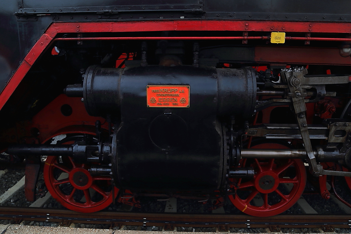 Dieses Bild zeigt den linken Arbeitszylinder von Dampflok 01 118, aufgenommen in Schweinfurt Hbf am 06.09.2014. Wie man sehen kann, ist nicht nur die ganze Lok, sondern auch das Herstellerschild derselben in einem ausgezeichneten Zustand!