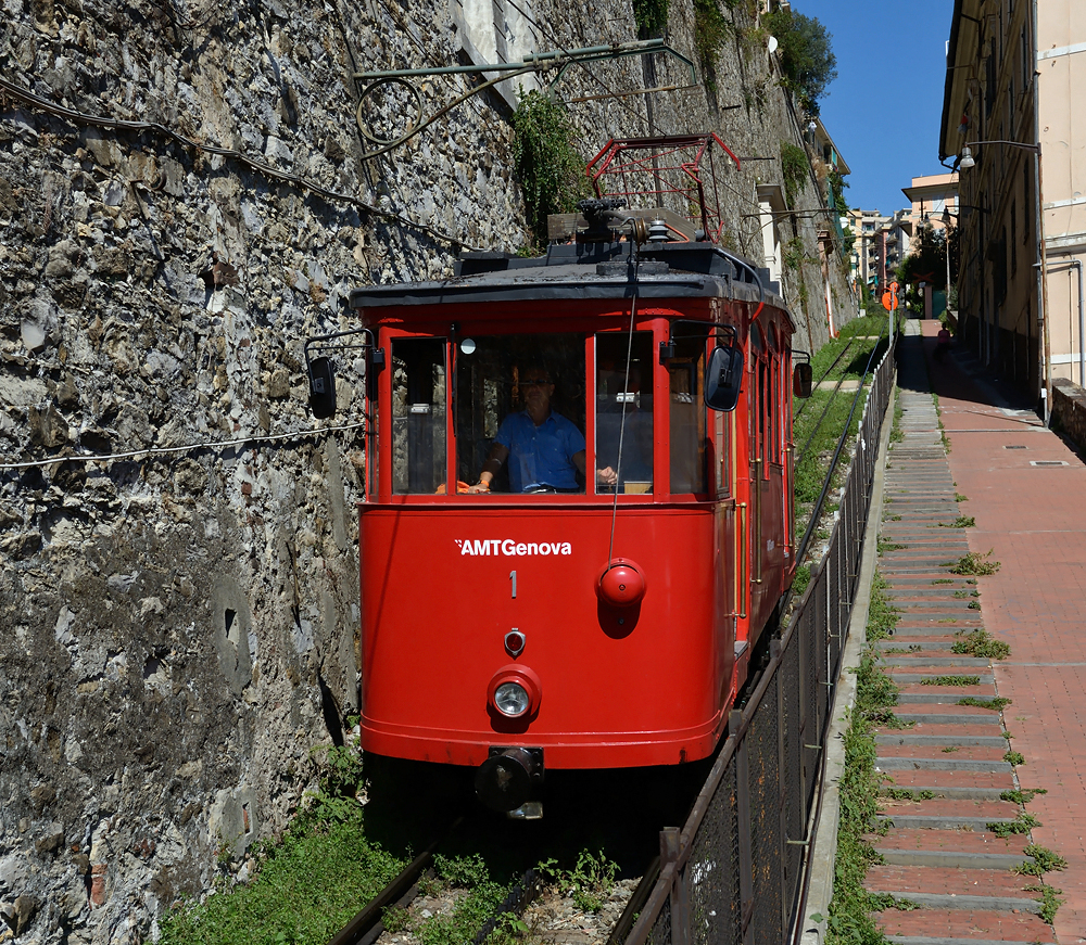 Dieses Bild zeigt den  Triebwagen  1  der Ferrovia Principe-Granarolo
talwrts fahrend kurz vor der Talstation Principe unweit des Bahnhofes Genova Principe.

Die 1901 erbaute Zahnradbahn (Spurweite 1200 mm) ist 1,14 Kilometer lang 
und hat 9 Stationen. 