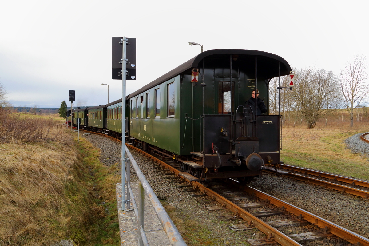 Dieses Bild zeigt das Zurückdrücken des IG HSB-Sonderzuges durch Dampflok 99 5901 am 07.02.2016 am Bahnhof Stiege, in der Höhe der Wendeschleife. Der Zug war kurz zuvor aus dem Bahnhof ein Stück auf die Hasselfelder Strecke hinausgefahren, um Platz für die Rangierfahrt eines Plantriebwagens zu machen. Nach dem Passieren der Weiche zur Wendeschleife, erfolgt eine Fahrt durch dieselbe. Danach heißt es für die Fotofreunde wieder  Einsteigen , damit die Fahrt über die Selketalbahn in Richtung Quedlinburg fortgesetzt werden kann.