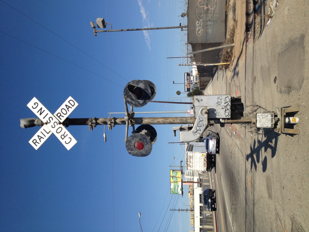 Dieses doch recht schiefe und offensichtlich nicht mehr genutze Bahnbergangsschild befindet sich in LA unweit des Flughafens. Aufgenommen am 22.8.13