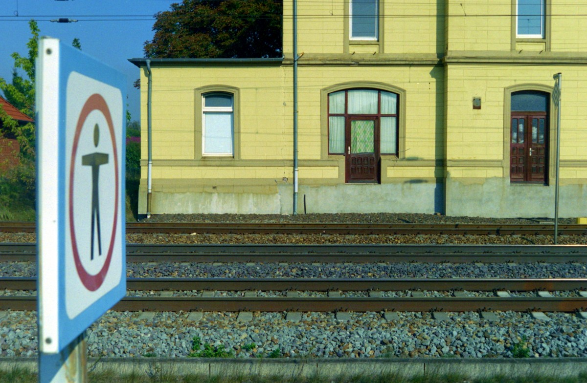 Dieses  Durchgang verboten -Schild markiert das Ende des Bahnsteigs im Bahnhof Brahlstorf (Aufnahme vom 08.10.2005). Es ist zu hoffen, dass ein hnlicher Hinweis an der Innenseite der im Hintergrund sichtbaren, ins Nichts fhrenden Tren am Empfangsgebude prangt ...