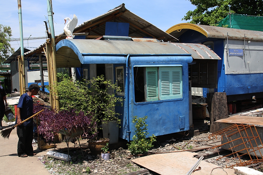 Dieses ehemalige Führerhaus einer Dampflok dient im Depot Thon Buri nunmehr als Unterstand für die Sicherheitsbediensteten. Bild vom 22.Juni 2019.
