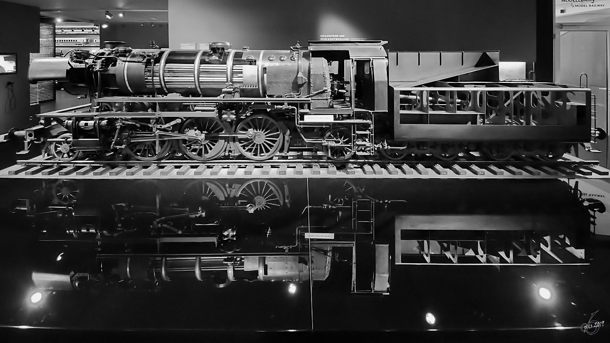 Dieses eindrucksvolle Modell der Dampflokomotive 23 001 entstand 1956 in der Lehrwerkstadt des Ausbesserungswerkes Speldorf (Mülheim an der Ruhr). (Verkehrsmuseum Nürnberg, Juni 2019)