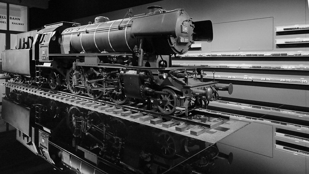 Dieses eindrucksvolle Modell der Dampflokomotive 23 001 entstand 1956 in der Lehrwerkstadt des Ausbesserungswerkes Speldorf (Mülheim an der Ruhr). (Verkehrsmuseum Nürnberg, Juni 2019)