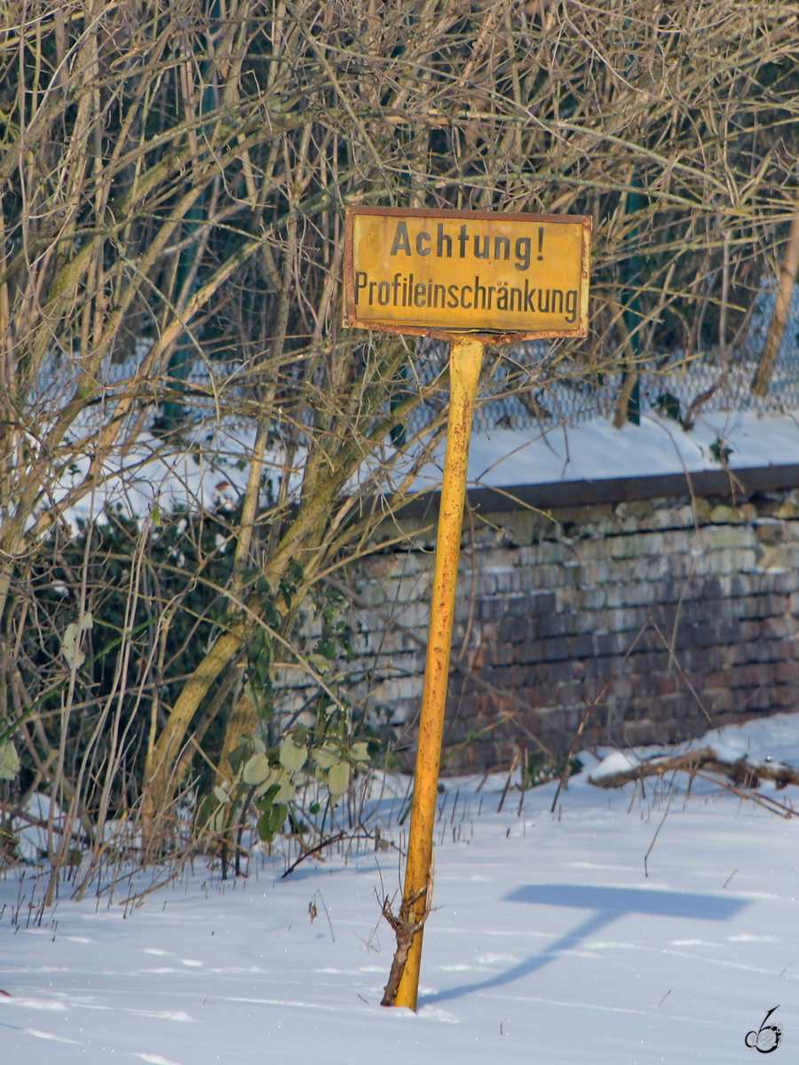 Dieses einsame Schild  Achtung! Profileinschränkung  habe ich im Februar 2021 in Herne abgelichtet. (Fotostandort: Bahnübergang Brunnenstraße = öffentliche Straße)