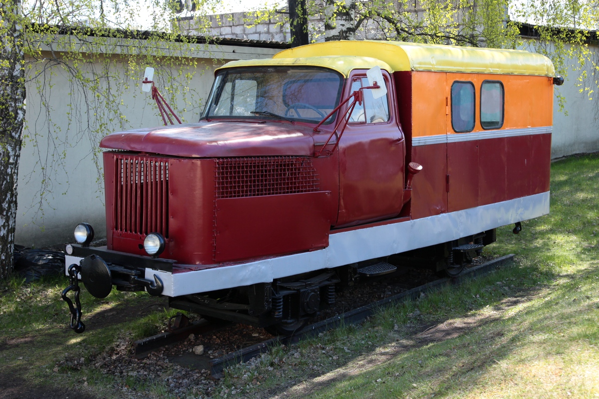 Dieses Fahrzeug mit Spurweite 750mm steht im Freigelände des Eisenbahnmuseum Riga am 13.05.2017. Leider kann ich dazu keine weiteren Angaben machen, eine Tafel mit techn. Daten und zur Einsatzgeschichte war nicht vorhanden.
