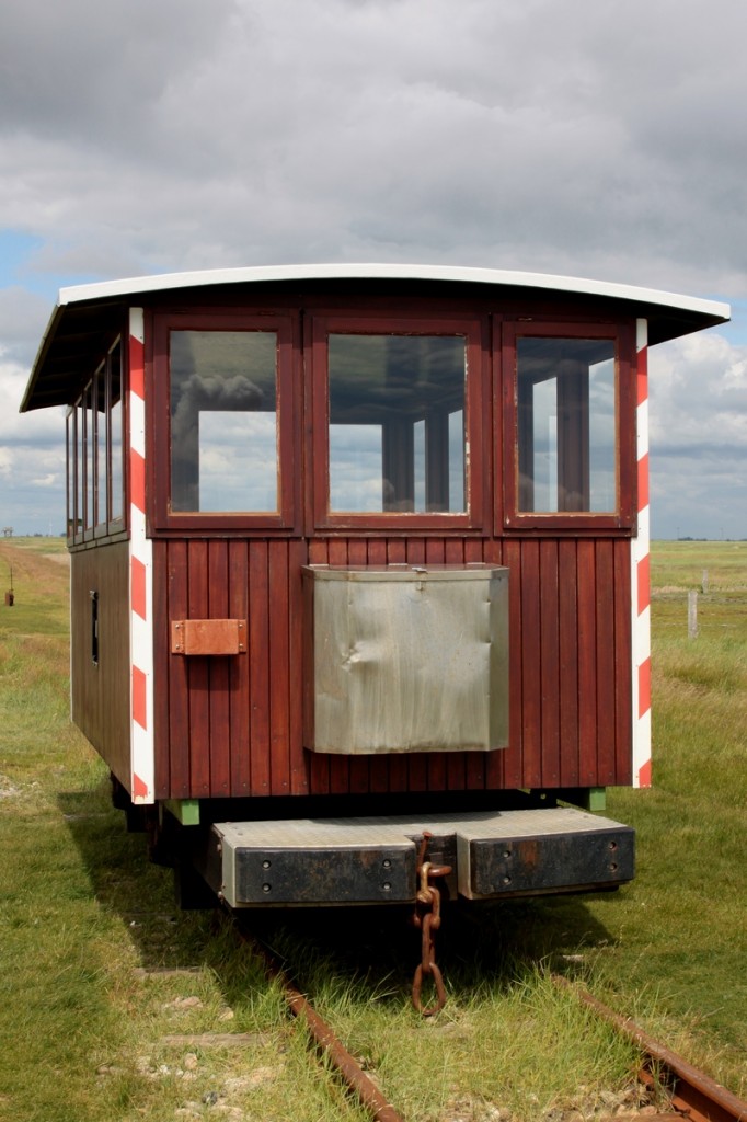 Dieses Fahrzeug wird von den Einheimischen als Sambawagen bezeichnet und kommt wohl den Vostellungen eines Reisezugwagens am nächsten. Heizung, Sitzgelegenheiten und ausreichend Fenster vorhanden. (Halligbf Langeness, 14.06.2012)  