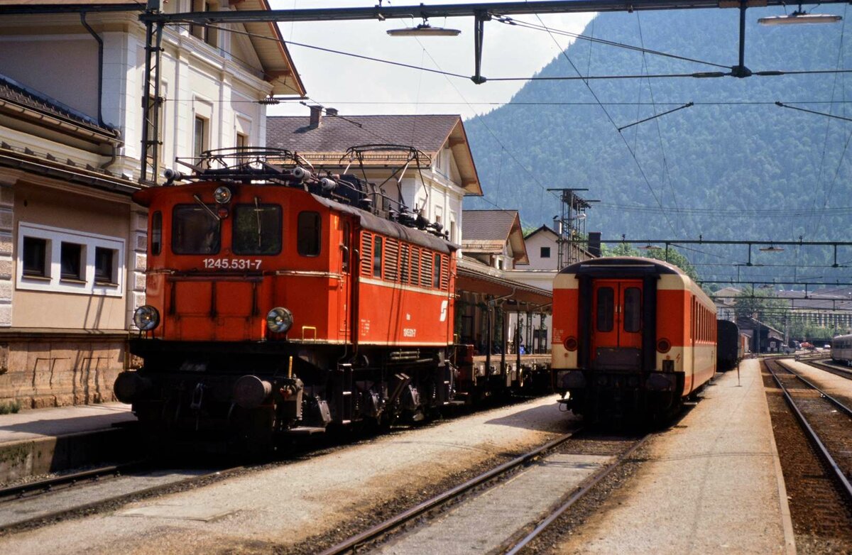 Dieses Foto von 1984 vom Bahnhof Aussee zeigt ÖBB-Lok 1245 531-7 