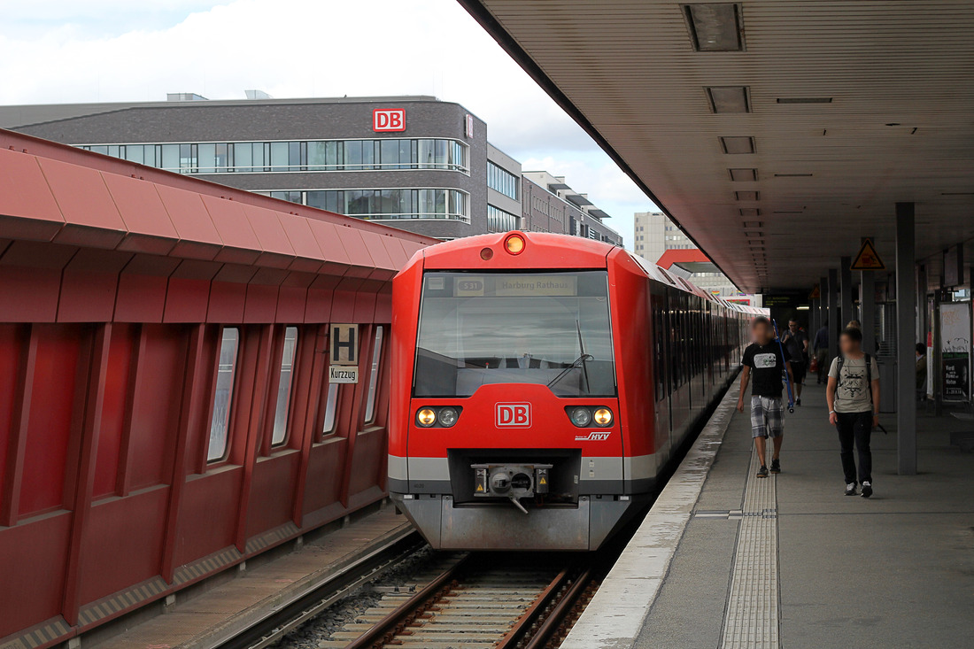 Dieses Foto eines 474er der S-Bahn Hamburg (Nr. unbekannt) entstand am 29. August 2016 in der Station Hamburg Hammerbrook.