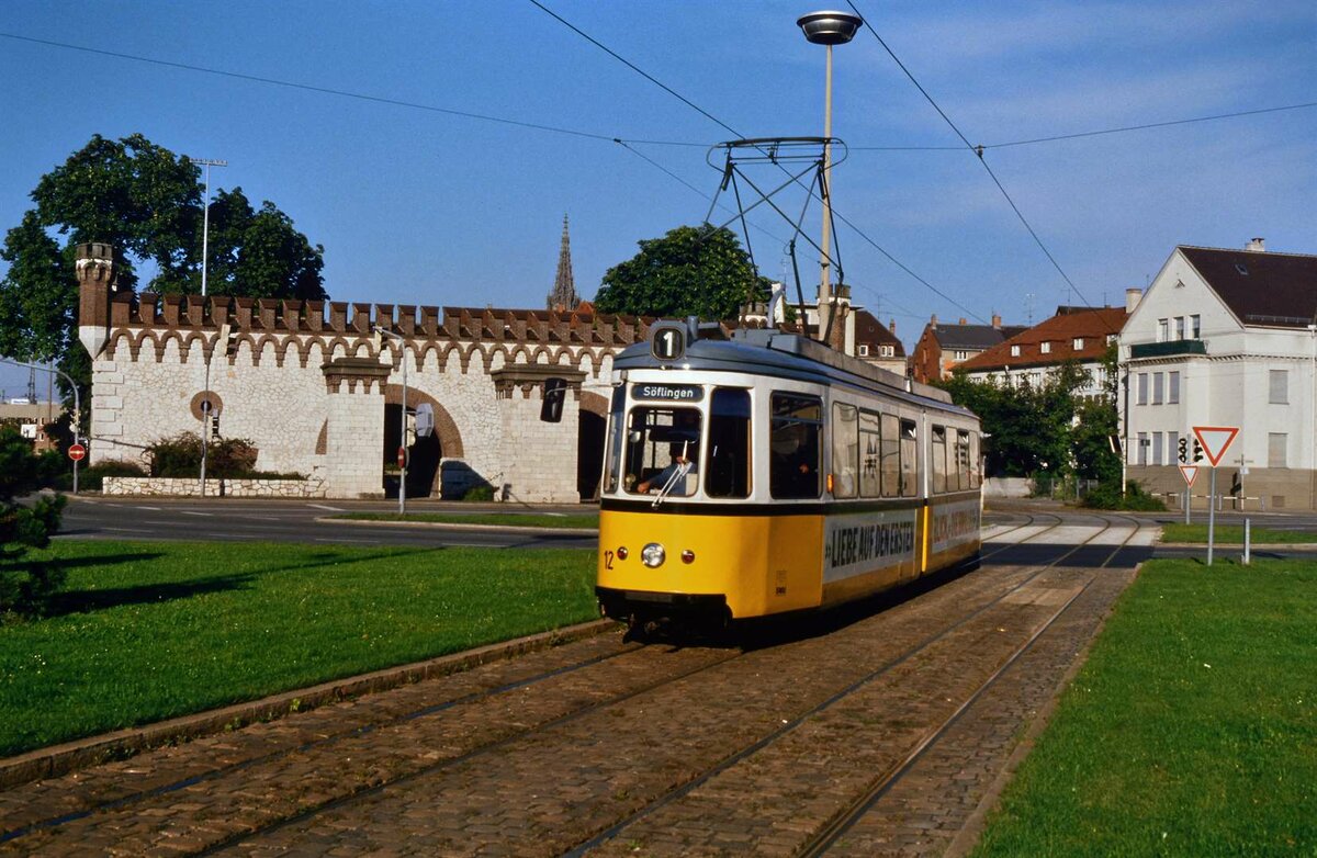 Dieses Foto entstand am 29.09.1984, als bei der Ulmer Straßenbahn noch Wagen der Baureihe GT 4 unterwegs waren. TW 12 befindet sich hier auf seiner Fahrt nach Söflingen. 