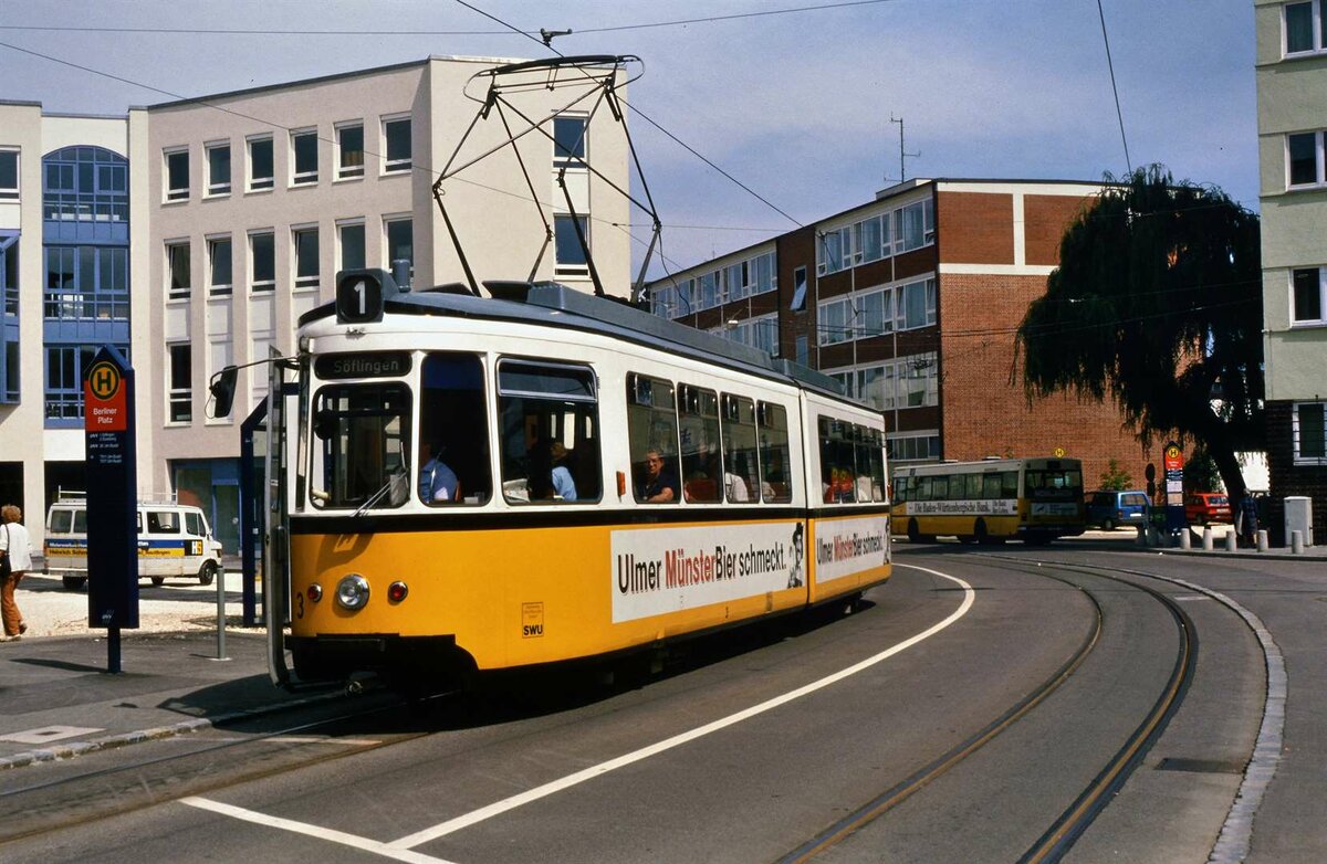 Dieses Foto entstand am 29.09.1984, als es in Ulm nur die Straßenbahnlinie 1 gab. Ein Fahrzeug der Baureihe GT4 wartet auf seine Weiterfahrt. 