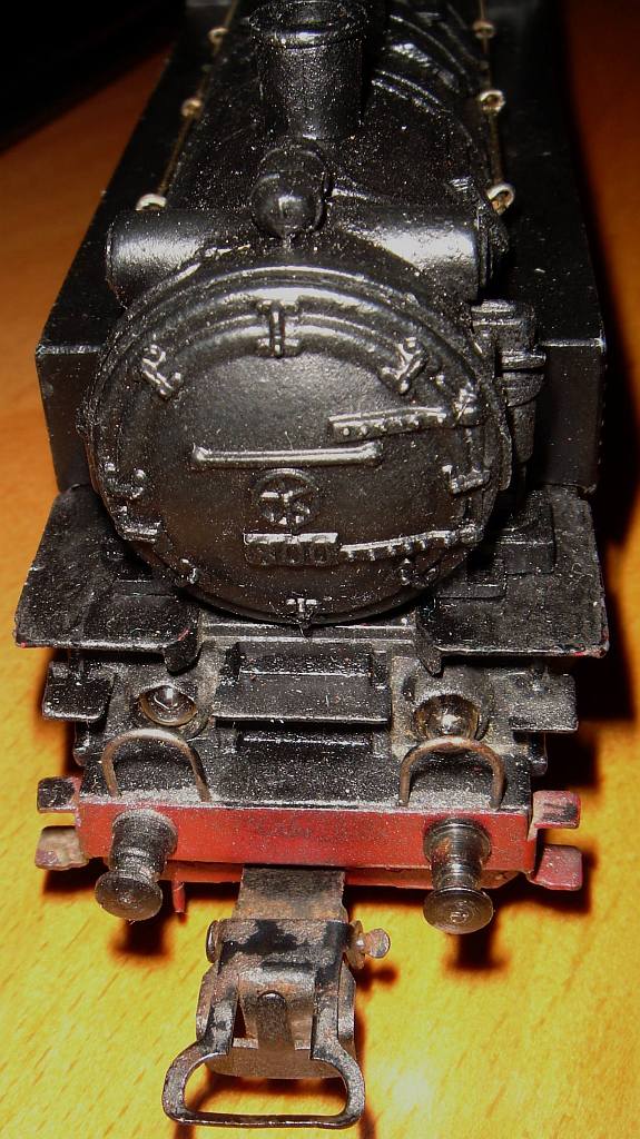 Dieses Foto zeigt die Mrklin TP 800.1 von vorne. Auch hier sind die Birnchen fr das Spitzenlicht von innen durch das Gehuse gesteckt und nicht von auen mit einem Lampenhalter angeschraubt. Aufnahme 28.09.2014