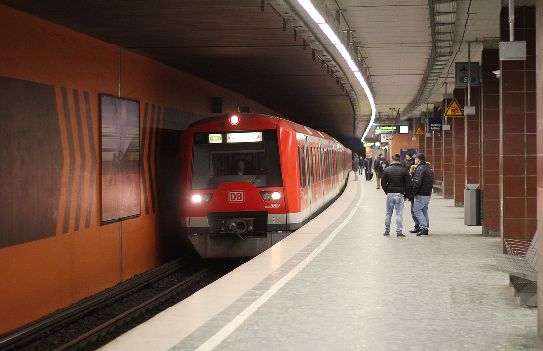 Dieses Foto zeigt die Station Hamburg-Königstraße nebst Triebzug der Baureihe 474.
Aufnahmedatum: 28. Februar 2016