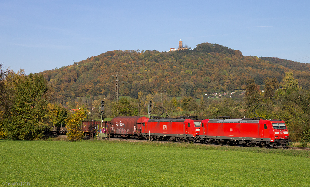Dieses fotogene 185-Doppel lie sich am 19.10.2013 auf der Filsbahn bei Sen ablichten. Angefhrt wird die Fuhre von 185 166-6.