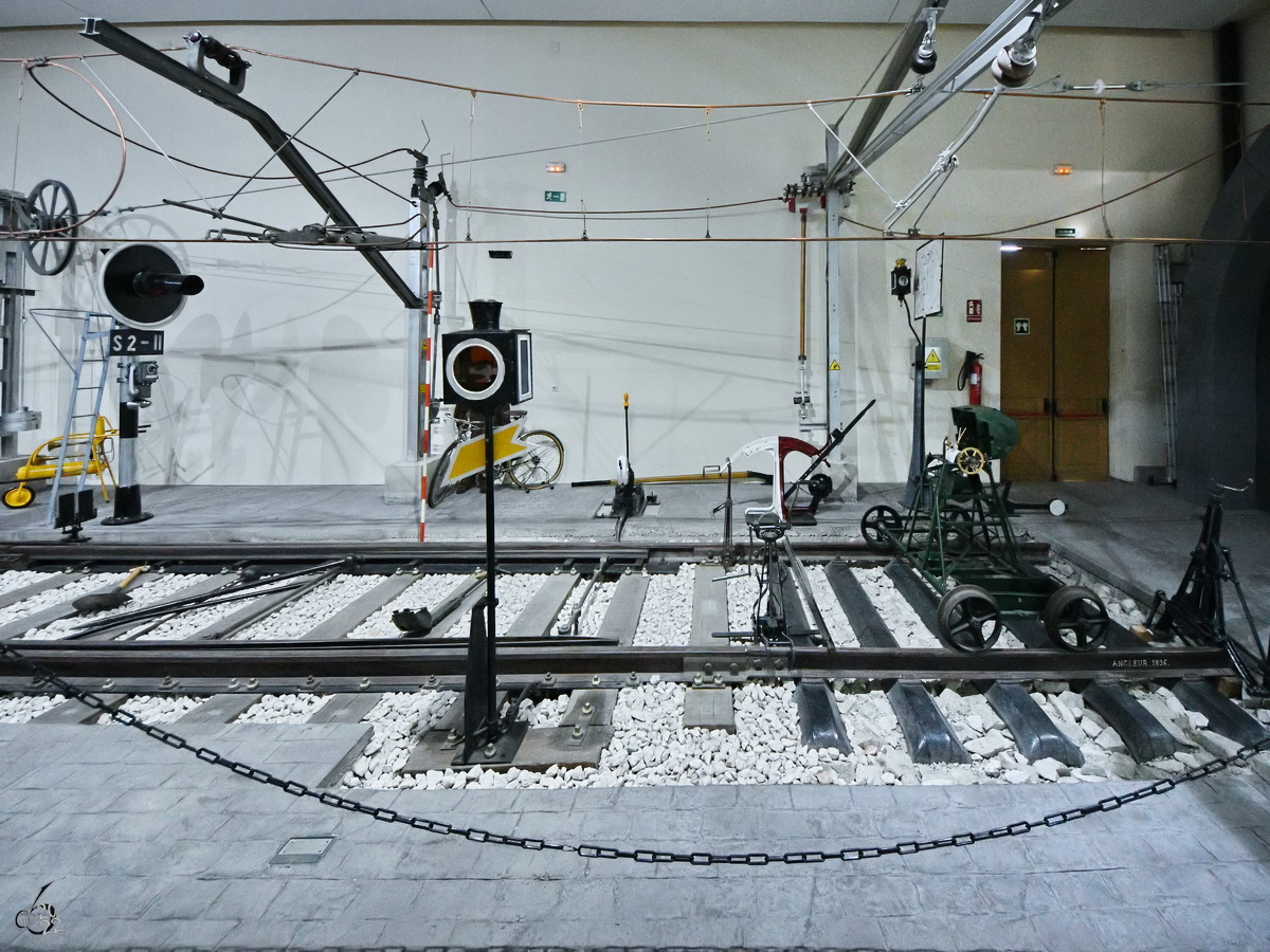 Dieses Gleisbaugerätschaften und Lichtsignale sind Teil der Ausstellung im Eisenbahnmuseum Madrid. (November 2022) 