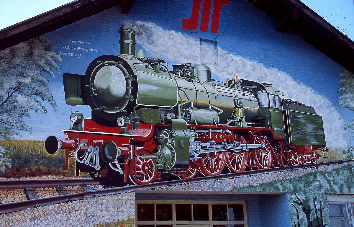 Dieses großformatige Gemälde einer preußischen P 8 zierte im Juni 2000 die Giebelwand eines Güterschuppens in einem Bahnhof an der Strecke Beograd - Nis. Obwohl nach dem 2. Weltkrieg einige P 8 in Jugoslawien verblieben, wählte der Künstler die DB-Computerbezeichnung  038-664-3 , die es allerdings laut DB-Umzeichnungsplan nie gab.