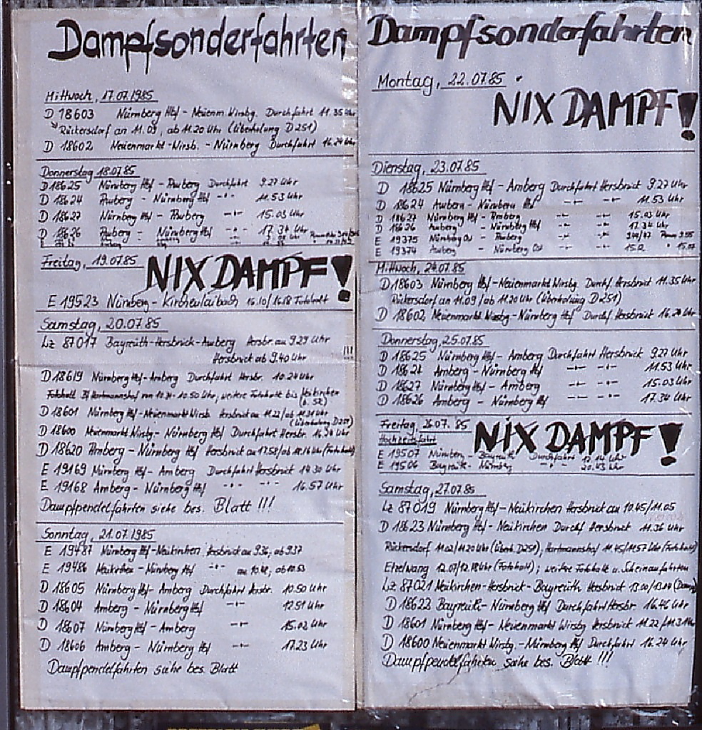 Dieses handgeschriebene DIN A 1-Plakat mit den Halte-/Durchfahrzeiten der Dampfsonderzüge hing im Juli 1985 im Bahnhof Hersbruck rechts der Pegnitz aus. Wahrscheinlich wollten die Schalterbeamten mehr Zeit für ihre eigentlichen Aufgaben haben und nicht pausenlos Anfragen von Eisenbahnfreunden aus aller Welt beantworten. Der (falsch geschriebene) Hinweis auf dampffreie Tage dürfte auch international verständlich sein.
