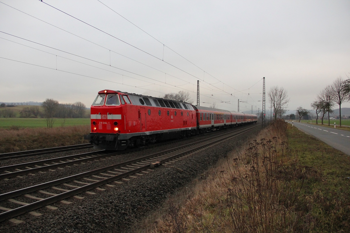 Dieses Jahr gibt es sie leider nicht, die Advent-Express-Sonderzüge zwischen Göttingen und Erfurt an jedem Advent-Wochenende. Am 14.12.2013 konnte 219 084-8 mit eben diesem Zug zur Bereitstellung in Göttingen bei Obernjesa abgelichtet werden.