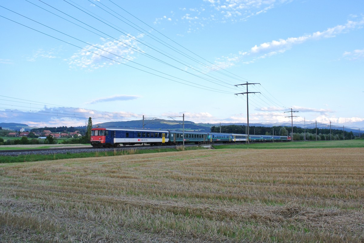 Dieses Jahr wird der IR 1483 Bern-Spiez am Abend noch mit einem EWII Pendel geführt. Der Zug 1483 dient zur Entlastung eines Euro Citys. Der Zug verkehrt jeweils leer zurück nach Bern. Im Bild ist der BDt EWI 50 85 82-33 992-7 (am Schluss die Re 4/4 II 11172) mit seinem EWI/II Pendel bei Allmendingen. Aktuell ist einer der beiden 1. Klasswagen in der Mitte des Zuges durch einen A EWI NPZ ersetzt, 18.08.2014.