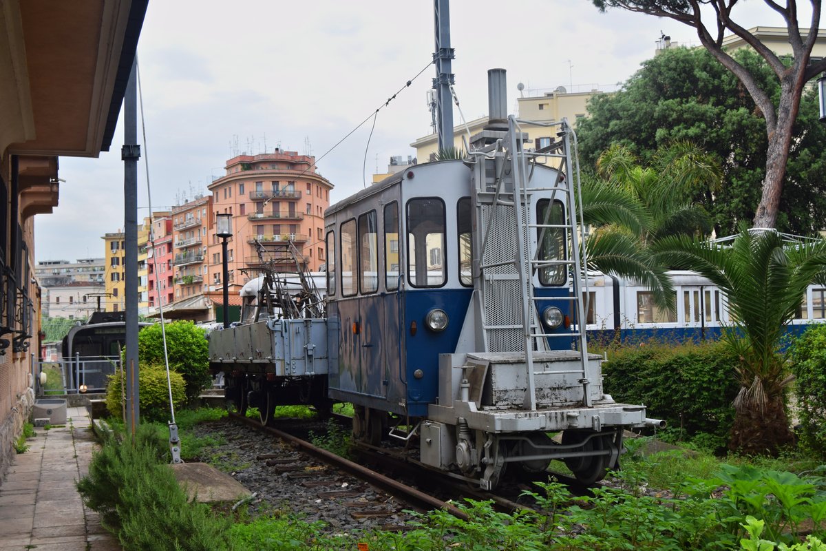 Dieses lustige Gefährt steht im Bahnmuseum Rom Porta San Paolo ausgestellt, und diente zur Instandhaltung von Obereitungen.
