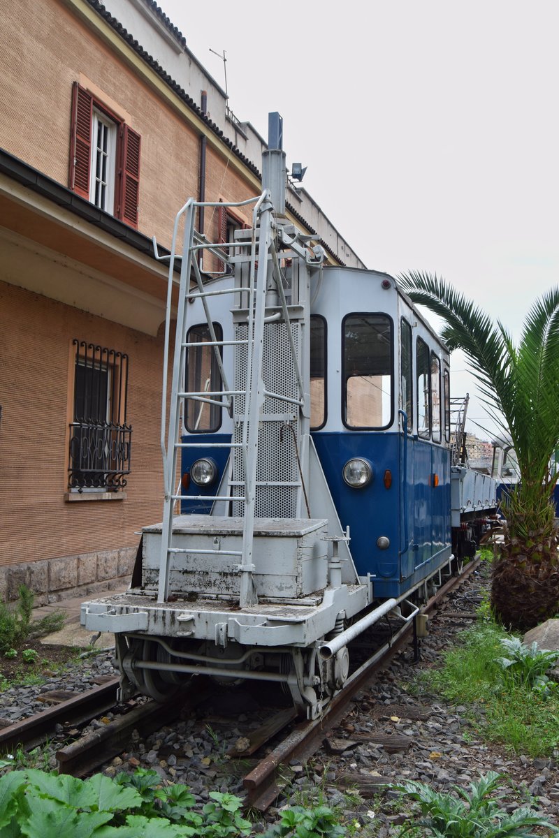 Dieses lustige Gefährt steht im Bahnmuseum Rom Porta San Paolo ausgestellt, und diente zur Instandhaltung von Obereitungen.