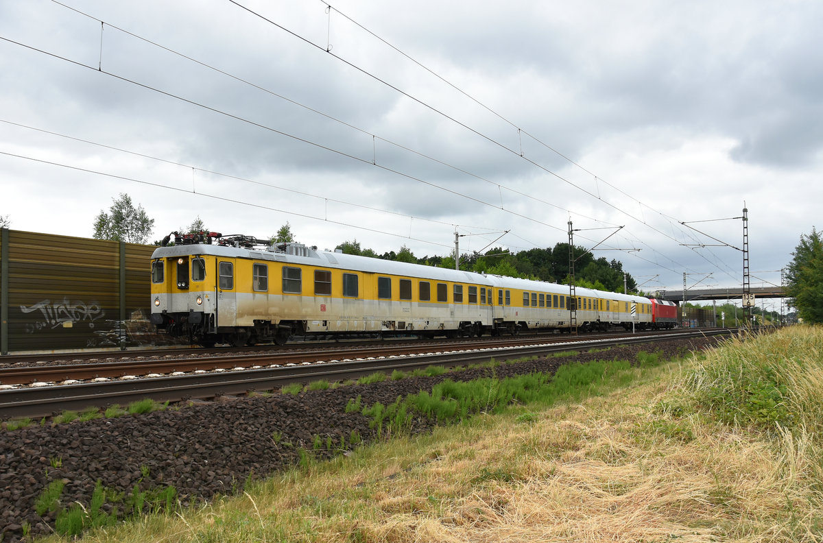 Dieses Mal war der Messwagen 63 80 99-95 011-2 der DB Systemtechnik in Front. Unterwegs in Richtung Lüneburg. Schiebelok 120 125-0. Höhe Bardowick, 12.06.2018.