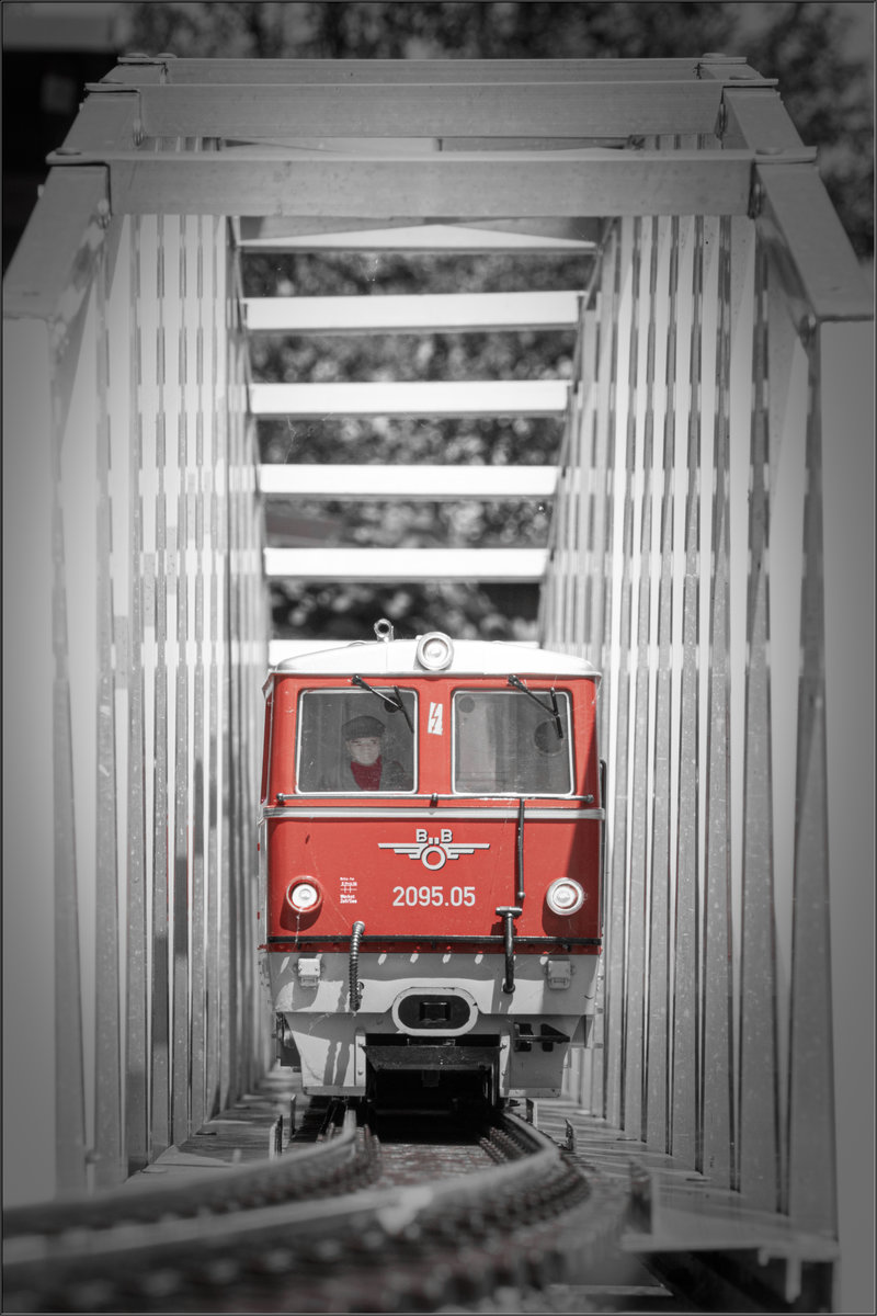 Dieses Modell einer 2095 kommt über eine lange  Stahlbrücke  daher-gefahren. 
Tag der offenen Tür auf der Privaten Gartenbahn. 
6.070.2019