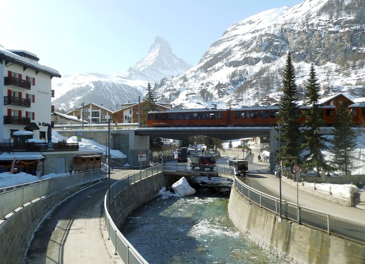 Dieses Motiv hatte ich mir zwei Wochen lang vorgenommen, unter allen Umständen zu erledigen.Dort , wo Mister Eisenbahn Romantik mit seinem Team schon stand, wollte ich auch stehen.Gründliche Vorbereitung,inclusive Studium alter ER-Folgen mit Kartenstudium,ein Stoßgebet zum Himmel und exakte Zeitplanung dann vor Ort,innerhalb einer halben Stunde war's erledigt!
Zugegeben, eigentlich nichts Besonderes,aber mich hat es gefreut!
Brücke über die Matter Vispa,etwa 300 nach links zum Bahnhof.
Zermatt 20.02.2019