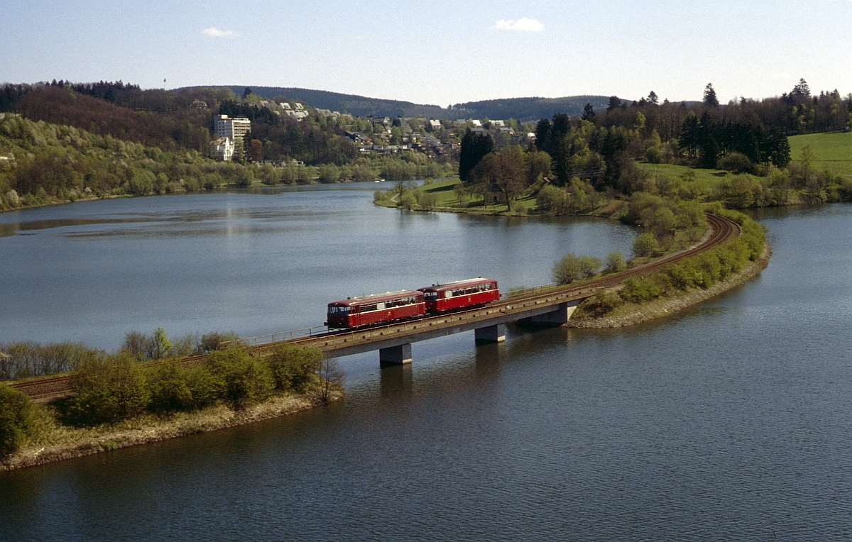 Dieses Motiv (von einer Straßenbrücke) bei Olpe dürfte auch heute noch möglich sein. Am 18.4.1981 waren die einmotorigen 795 bereits ausgemustert und durch 798 ersetzt worden. 