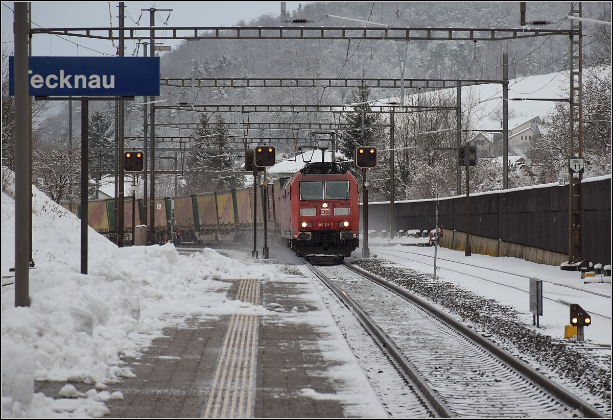 Dieses und nchstes Wochenende wird hier umgebaut, das Lufelfingerli bekommt dann noch mal kurz einen groen Bahnhof, Tip fr die Fotografen der Gegend und fr mich Anlass Bilder aus Tecknau zu zeigen. 

185 111-2 und eine Schwesterlok bringen einen Sattelaufliegerzug zum Eingang des Hauensteinbasistunnels hoch. Tecknau, Januar 2017.