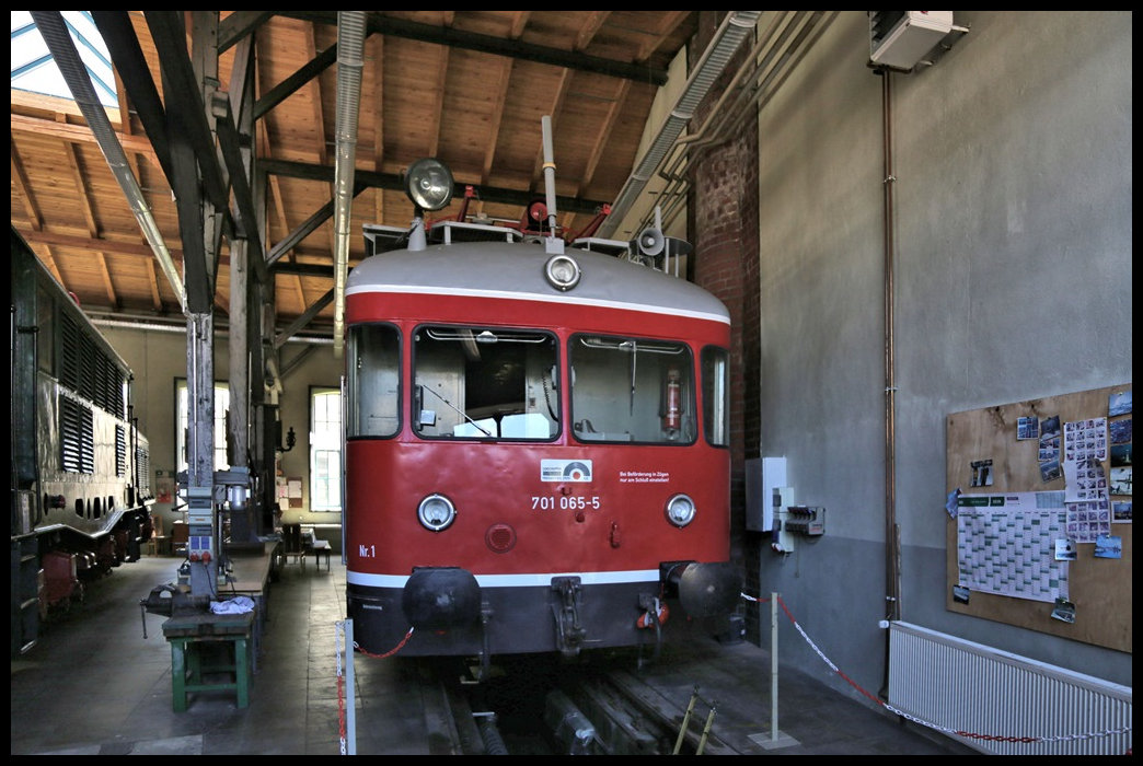 Dieses Oberleitung Bahndienstfahrzeug der DB 701065-5 steht heute im Eigentum der Lokwelt Freilassing und war am 27.5.2022 bei meinem Besuch fotogen in der Lokhalle ausgestellt.