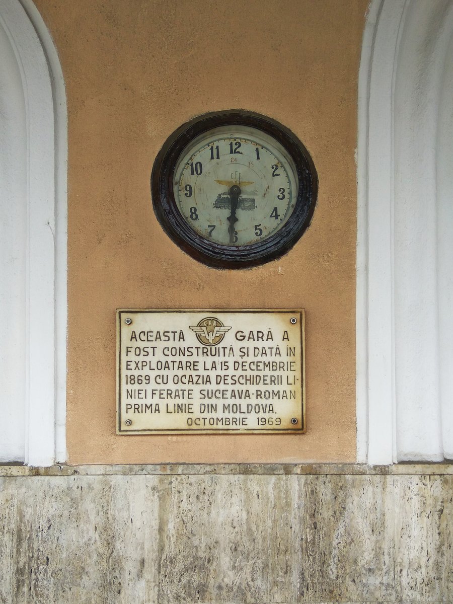 Dieses Plakat befindet sich in Bahnhof Roman. Es besagt: Dieser Bahnhof wurde am 15. Dezember 1869 zusammen mit der etsren Eisenbahnlinie in der Moldau zwischen Suceava und Roman in Betrieb genommen.  Das Plakat wurde zum Anlass des hundertjöhrigen Jubiläums der Strecke errichtet. Foto vom 13.05.2017.