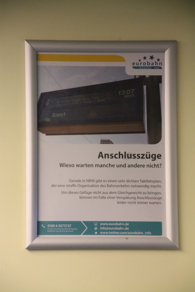 Dieses Schild mit Hinweisen zum Thema Anschlusszüge konnte am 28.11.13 in einer Eurobahn nach Paderborn aufgenommen werden. Ob dies bei Anschlussverlusten zu mehr Verständnis bei den Fahrgästen führt, weiss ich nicht.