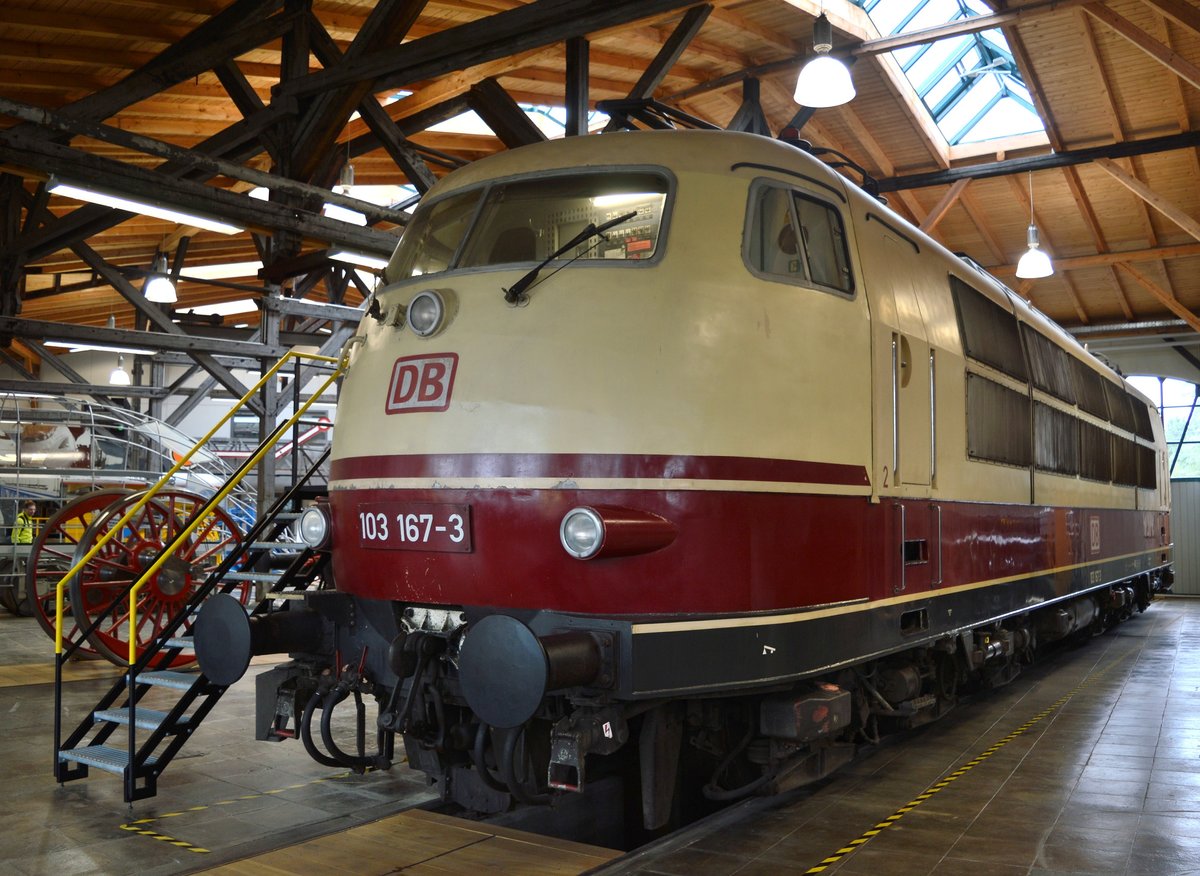 Dieses Schmuckstück - die 103 167- steht in der Lokwelt Freilassing und
wurde von mir am 25.08.2018 bildlich festgehalten.
