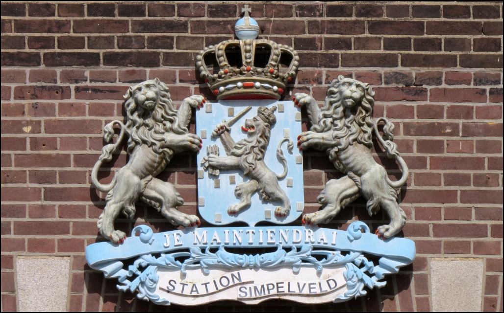 Dieses schöne Wappen findet man am Bahnhofsgebäude von Simpelveld (NL) bei der ZLSM.
Bildlich festgehalten am 17.April 2016.