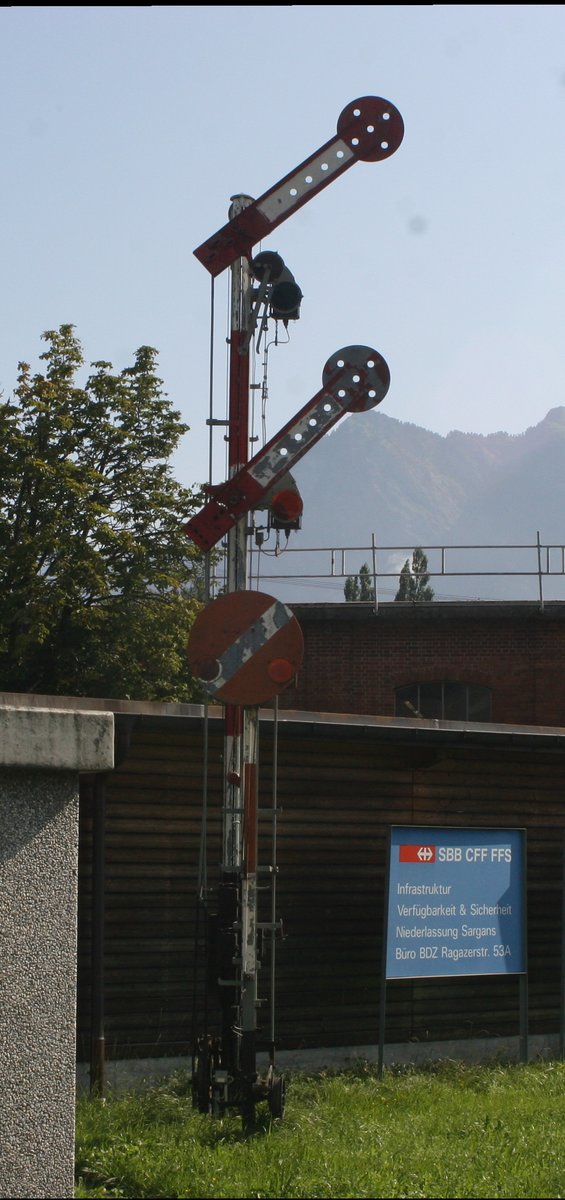 Dieses Semaphorsignal steht vor dem Ringlokschuppen in Sargans.

Sargans, 23.08.2019