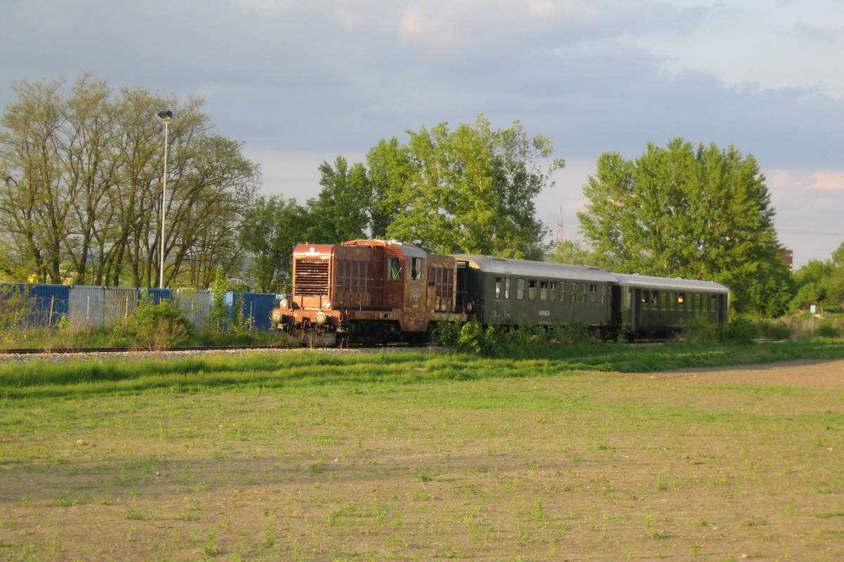 Dieses zeigt die 2045.01 auf der Rückfahrt nach Wien Südbahnhof (Ostseite). Entstanden ist die Aufnahme am 04.05.2008 in Korneuburg vor der Dabsch-Kaserne.