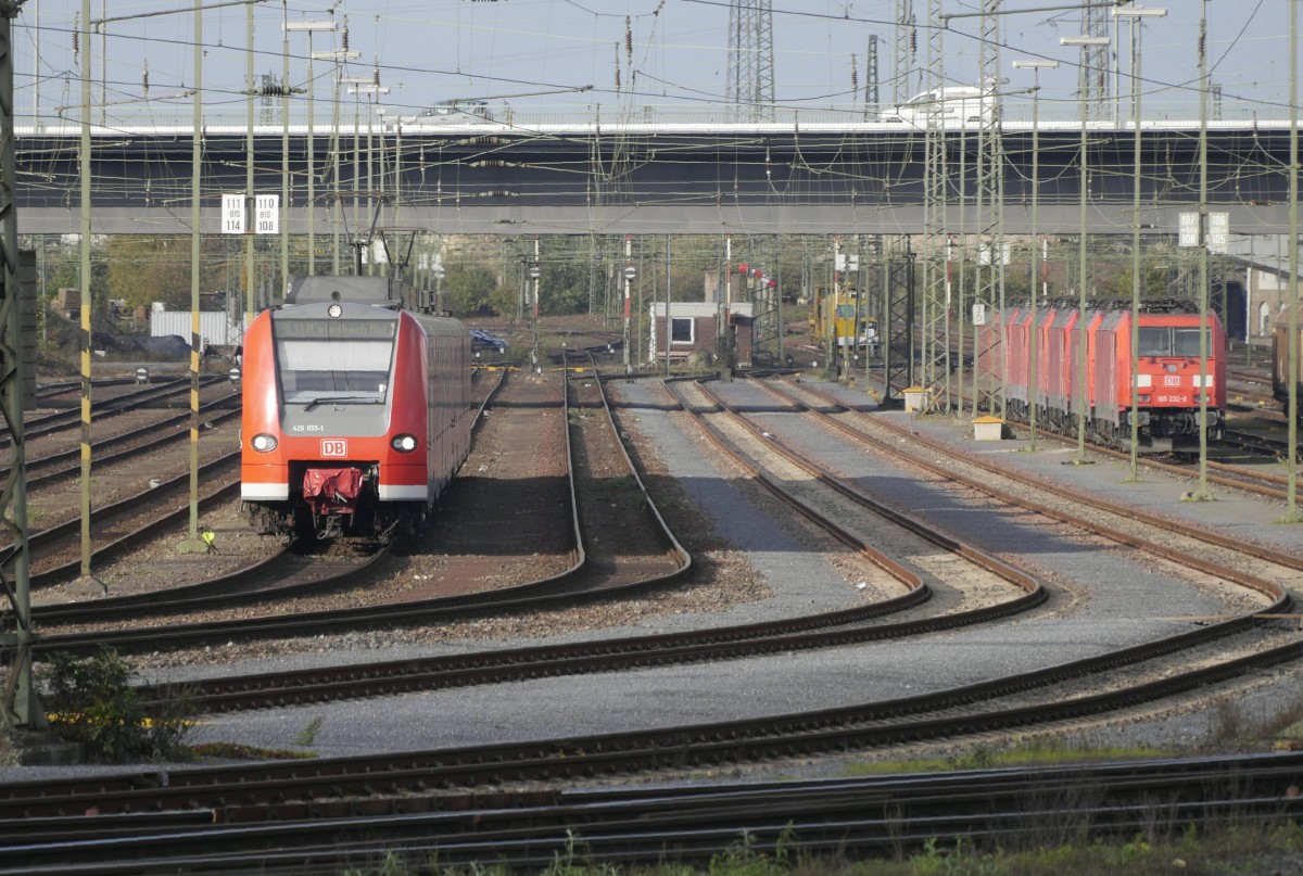 Diesmal (17.10.14) ist eine Streckensperrung zwischen Krefeld-Oppum und Krefeld Hbf (Güterzug entgleist) die Ursache, dass der RE 11 zwischen Krefeld-Uerdingen und Mönchengladbach über Neuss umgeleitet wird und dabei durch den Güterbahnhof fährt. Im Bild 425 055 und 061.