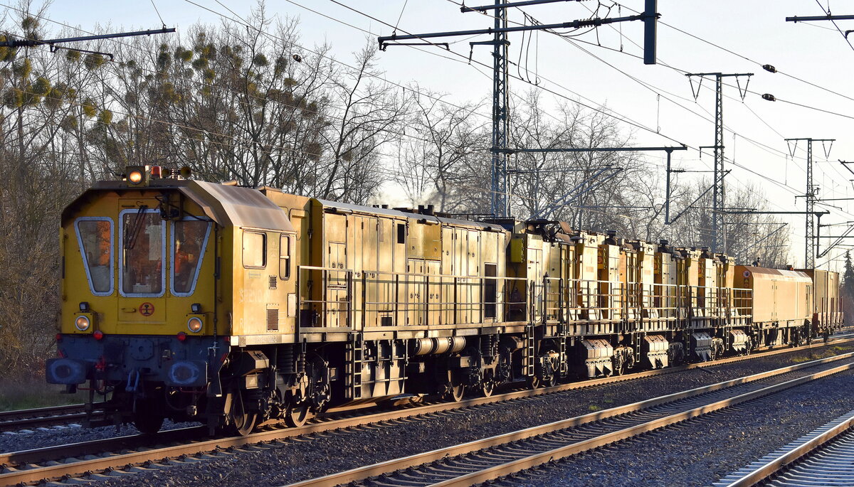 Diesmal eigenständig und nicht am Haken einer Lok, die  Schienenschleifeinheit SPENO INT. SA Typ RR 32 M-3 (99 85 9427 002-2) am 03.01.23 Durchfahrt Bahnhof Golm.