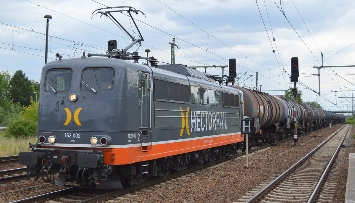 Diesmal mal die Hectorrail 162.002  Lang  (91 80 6 151 070--0-D-HCTOR) mit Kesselwagenzug (leer) Richtung Stendell am 28.06.18 Bf. Flughafen Berlin-Schönefeld.