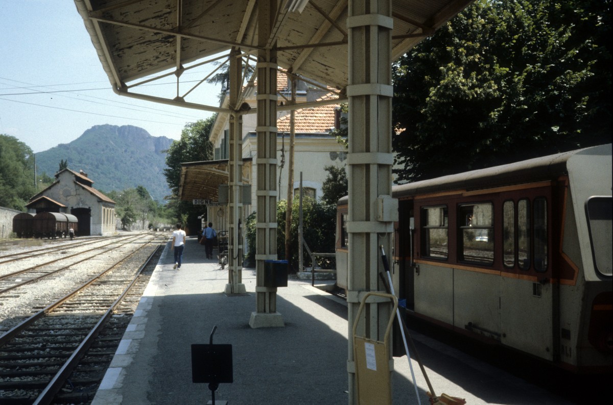 Digne (Département Haute-Provence): Gare SNCF de Digne / der SNCF-Bahnhof in Digne im Juli 1982. - Heute wird der Bahnhof nur noch von den Zügen der Chemins de Fer de Provence bedient. Die Züge dieses Bahnunternehmens fahren wie damals zwischen Nizza (Nice CP) und Digne.