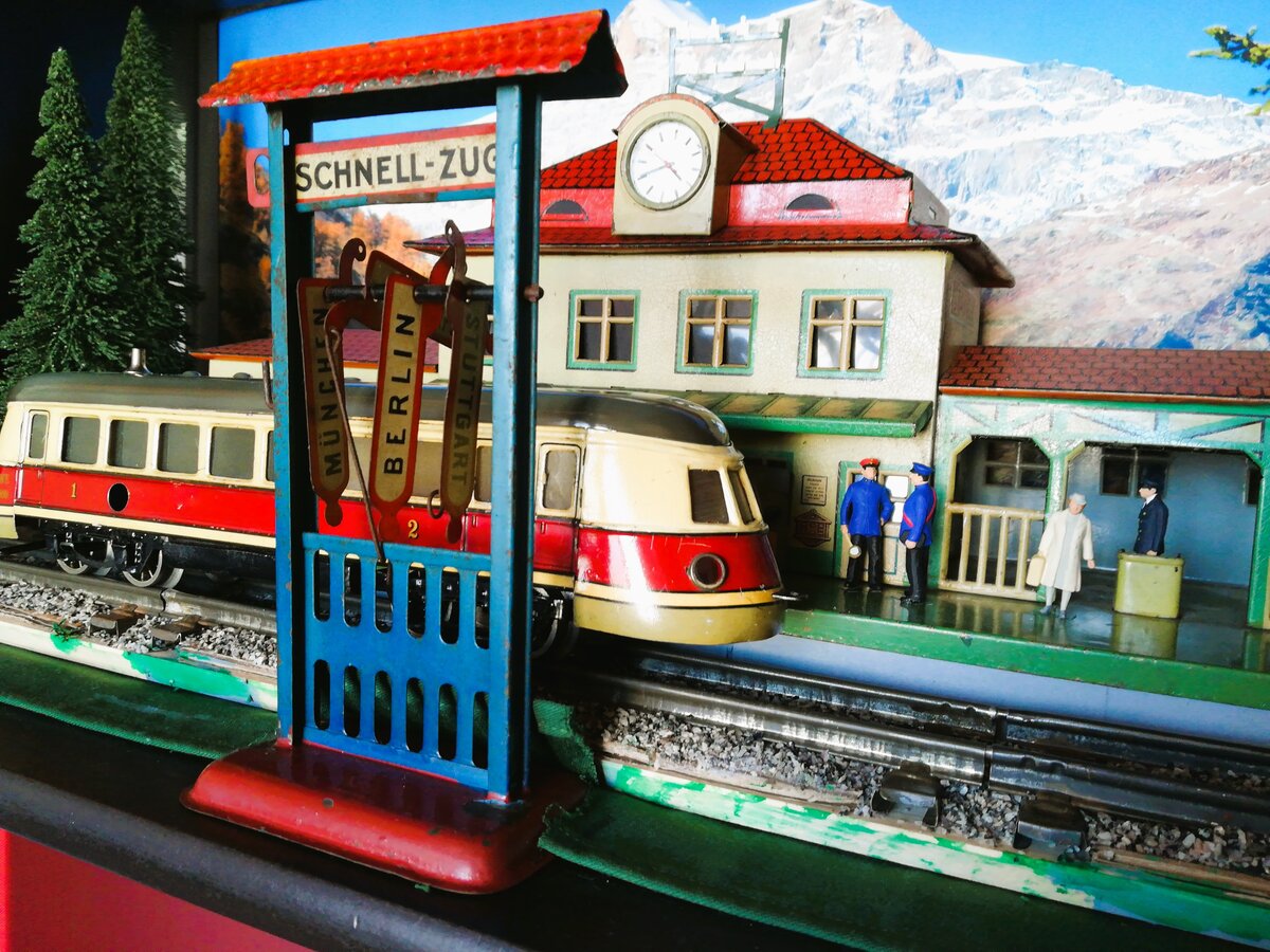 Diorama Spur 0 Antik 1930er/1950er Jahre Bahnhof BUB (KBN) mitMärklin TW 930 u.Bing Fahrtrichtungsanzeiger
PW