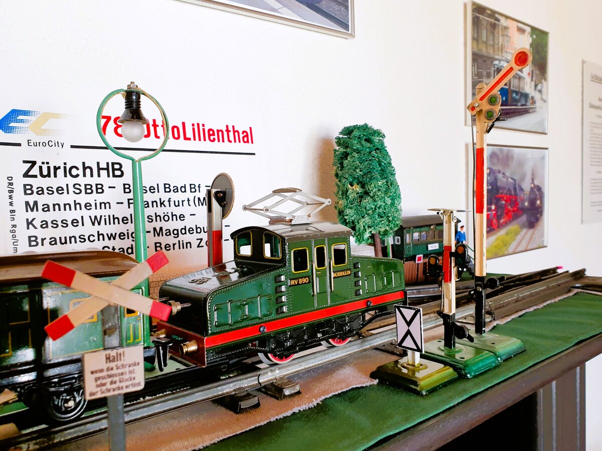 Diorama Spur 0 Antik 1930er/1950er Jahre M�rklin E-Lok RV 890 (Uhrwerk) mit einem kurzen G�terzug PW