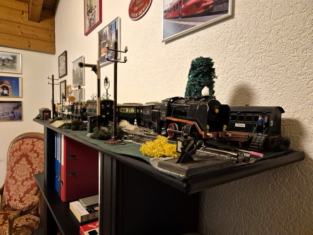 Diorama Spur 0 Antik
1930er/1950er Jahre
Keim Dampflok mit Bing Personenzug
BUB E-Lok mit Kurz G�terzug
PW