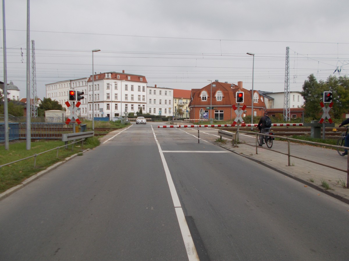 Direkt am Bahnhof liegt der Bahnübergang  Eisenbahnstraße  in Güstrow.Aufgenommen am 03.Oktober 2014.