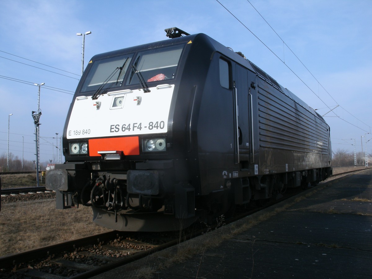 Direkt am Bahnsteig in Mukran Mitte stand,am 01.März 2014,die MRCE ES64F-840.