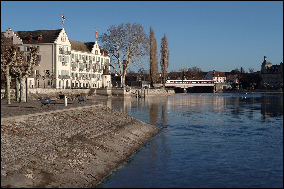Direkt am Bodensee über den Rhein -

Flirt-Triebzug auf der Rheinbrücke in Konstanz. Links das Steigenberger Inselhotel.

12.03.2019 (M)