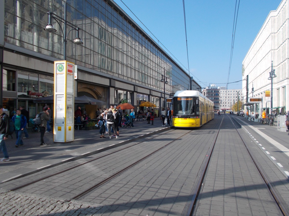 Direkt am S-Bahnhof Alexanderplatz stand der Tw4021 am 05.Oktober 2014.